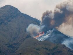 Warga Dievakuasi ke Balai Desa karena Gunung Merbabu Terbakar