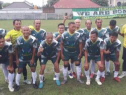 Cak Imin mencetak gol saat bermain sepakbola dengan pemain eks Persebaya