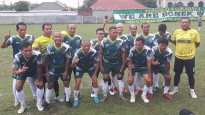 Cak Imin mencetak gol saat bermain sepakbola dengan pemain eks Persebaya