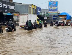 Banjir di Kali Cabang Tengah Mampang Depok Menyebabkan Jalanan Macet