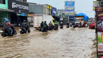 Banjir di Kali Cabang Tengah Mampang Depok Menyebabkan Jalanan Macet