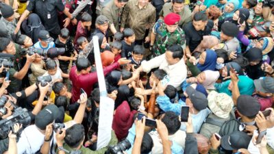 Momen Bahagia Prabowo Bermain Air Bersama Anak-Anak Saat Meresmikan 9 Titik Air di Sukabumi