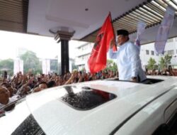 Parade Perkusi dan Tarian Sambut Kehadiran Prabowo di Bandung