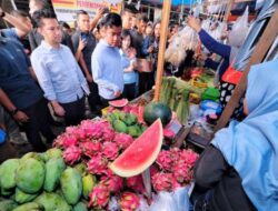 Memulai Kampanye di Kalimantan, Gibran Melakukan Blusukan Pasar di Balikpapan