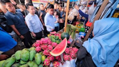 Memulai Kampanye di Kalimantan, Gibran Melakukan Blusukan Pasar di Balikpapan