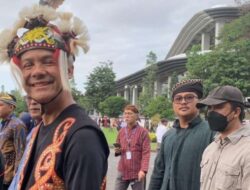 Ganjar Pranowo Mengenakan Baju Tradisional Dayak dalam Acara Nitilaku Dies Natalis UGM ke-74