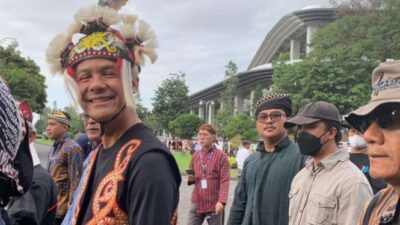 Ganjar Pranowo Mengenakan Baju Tradisional Dayak dalam Acara Nitilaku Dies Natalis UGM ke-74