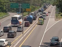 Macet di Tol Tembalang: Arus Mudik Nataru, 5 Kilometer Ditempuh dalam 2 Jam