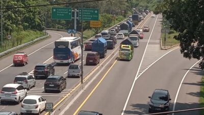 Macet di Tol Tembalang: Arus Mudik Nataru, 5 Kilometer Ditempuh dalam 2 Jam