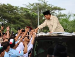 Prabowo Ngopi Bareng Warga dan Relawan di Kedai Kopi Aceh: Luar Biasa Rasanya!