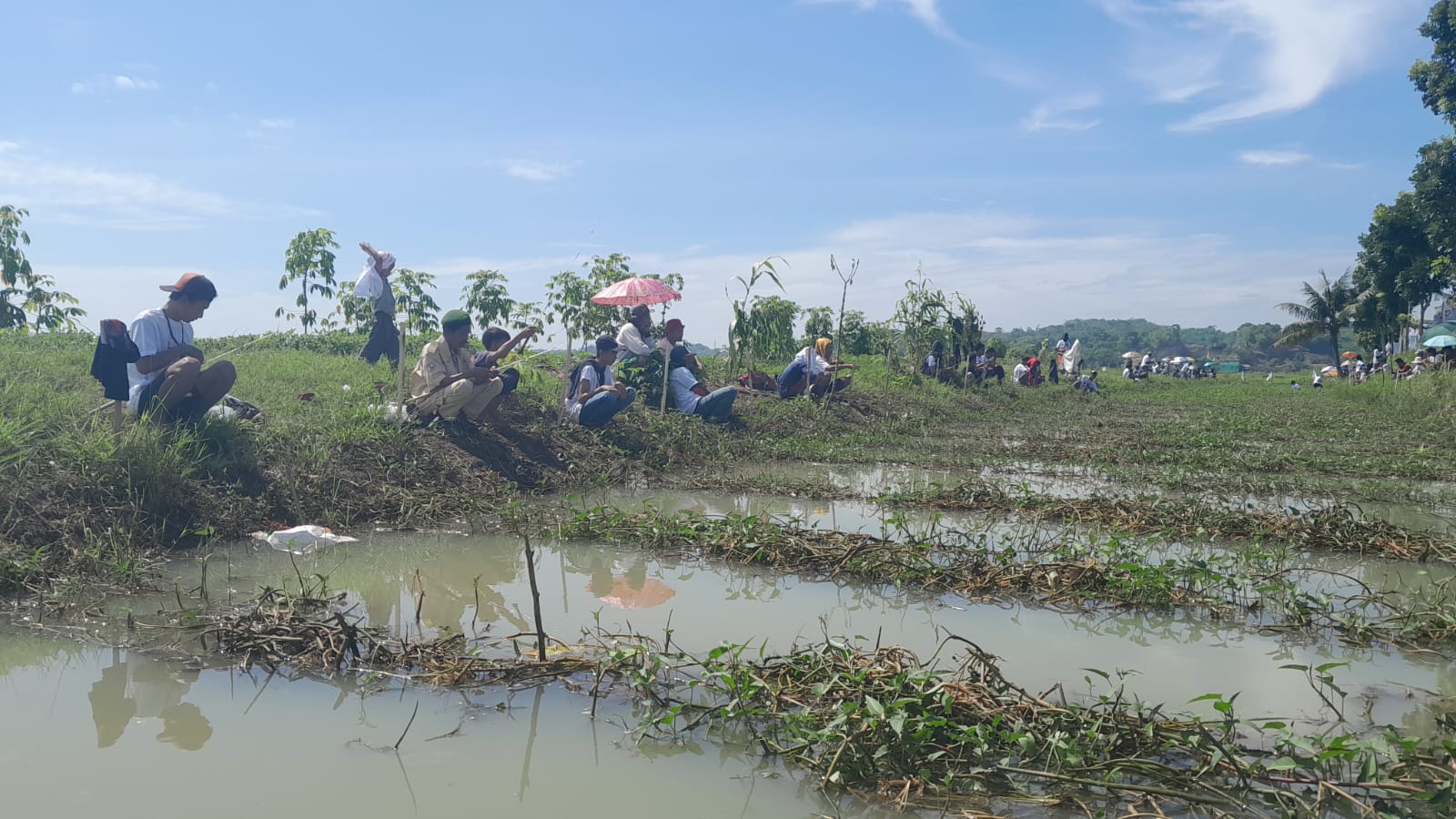 Caleg DPR RI Dapil Jabar X Rokhmat Ardiyan Menunjukkan Kemampuan Menarik Perhatian Melalui Acara Mancing Mania di Pangandaran