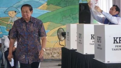 SBY Menjanjikan Dukungan dengan Naik ke Panggung Kampanye Akbar Prabowo-Gibran di GBK