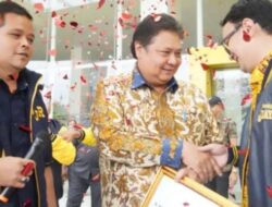 Airlangga Hartarto Diberi Penghargaan oleh AMPI karena Sukses Memimpin Golkar di Pemilu 2024