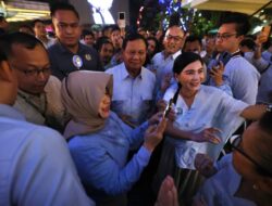 Prabowo di Malang, Seru-seruan Joget Bareng Denny Caknan hingga Terima Hadiah dari Warga