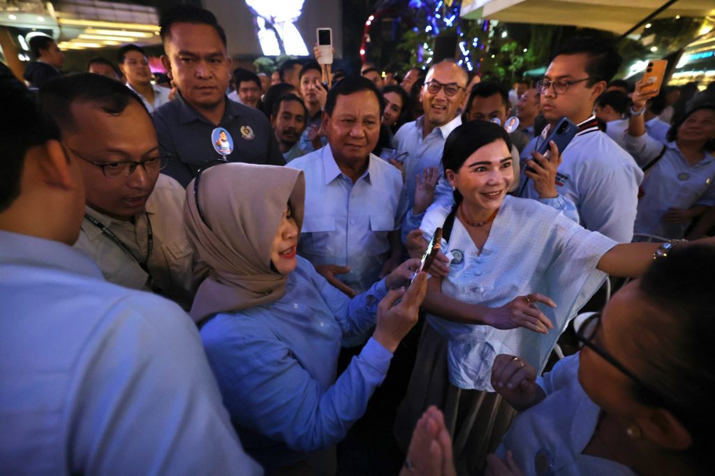 Prabowo di Malang, Seru-seruan Joget Bareng Denny Caknan hingga Terima Hadiah dari Warga