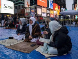 Keindahan Warga Muslim Amerika Serikat Menyelenggarakan Tarawih di Times Square New York