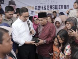 Anies Baswedan Menemui Korban Banjir di Sumatera Barat