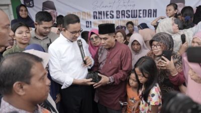 Anies Baswedan Menemui Korban Banjir di Sumatera Barat