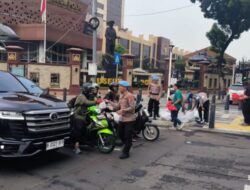 Polisi Bersama Wartawan Menyita Kendaraan di Lampu Merah, Membuat Pengendara Senang