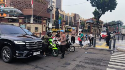 Polisi Bersama Wartawan Menyita Kendaraan di Lampu Merah, Membuat Pengendara Senang