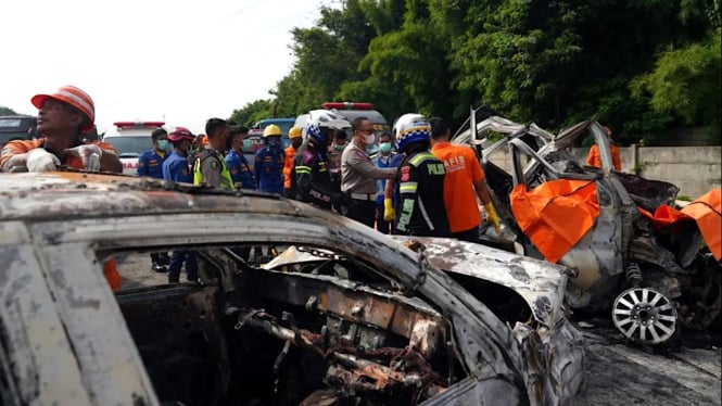 Kakak Beradik Jadi Korban Kecelakaan di Tol Cikampek, Polisi Berhasil Menangkap Pengedar Ganja dengan Penyamaran