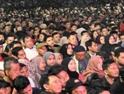 Ribuan Warga Banyuwangi Nobar Timnas Indonesia Vs Uzbekistan Bersama AHY