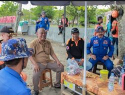 Dadang Bacabup Menjenguk Tim SAR di Pantai Pangandaran