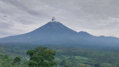 Gunung Semeru Mengalami Erupsi Dua Kali Tanpa Tinggi Letusan yang Teramati, Menurut Pengamatinya