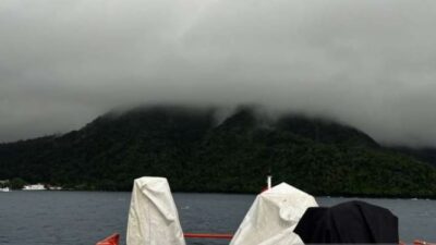 Gunung belum diturunkan status, asap putih kelabu naik setinggi 200 meter