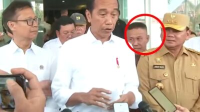 Paspampres Mengamankan Warga yang Melanggar ke Arah Jokowi