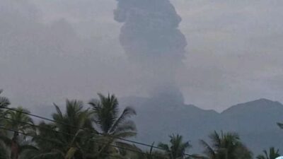 Gunung Dukono Meletus Membuang Abu Vulkanik Hingga Ketinggian 1,2 Kilometer