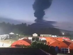 Erupsi Gunung Ibu Membuat Abu Vulkanik Hitam Membumbung Hingga 5 Kilometer Ke Udara