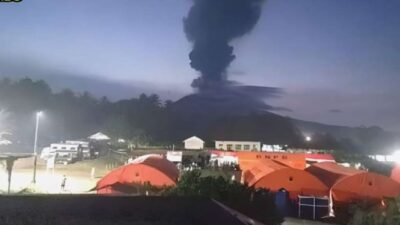 Erupsi Gunung Ibu Membuat Abu Vulkanik Hitam Membumbung Hingga 5 Kilometer Ke Udara