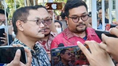 Profesor Bus Membuat Surat kepada Rektor Universitas Airlangga, Meminta Penjelasan Mengenai Alasan Pemecatannya dari Jabatan Dekan Fakultas Kedokteran.Guna Unair