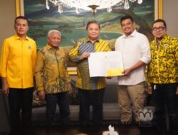 Airlangga Hartarto Menyerahkan Surat Keputusan Pengusungan Duet Bobby Nasution-Surya dalam Pemilihan Gubernur Sumatera Utara, Ijeck Memberikan Penjelasan