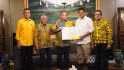 Airlangga Hartarto Menyerahkan Surat Keputusan Pengusungan Duet Bobby Nasution-Surya dalam Pemilihan Gubernur Sumatera Utara, Ijeck Memberikan Penjelasan