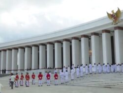 Kirab Bendera Pusaka bersama Naskah Teks Proklamasi Tiba di Istana IKN