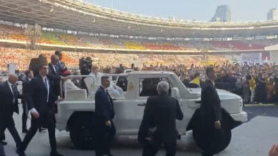 Paus Fransiskus Beri Berkat untuk Anak-anak di GBK dengan Menggunakan Mobil Maung