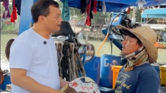 Cagub Jateng Ahmad Luthfi Tertawa Terbahak-bahak saat Menerima Topi Caping dari Nelayan