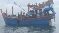 Kapal Yang Ditumpangi Imigran Rohingya Terombang-ambing di Perairan Aceh Diyakini Milik Warga Setempat