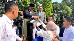 Tears of Joy and Prayers as Citizens Meet Prabowo Subianto: “I Finally Got His Autograph”