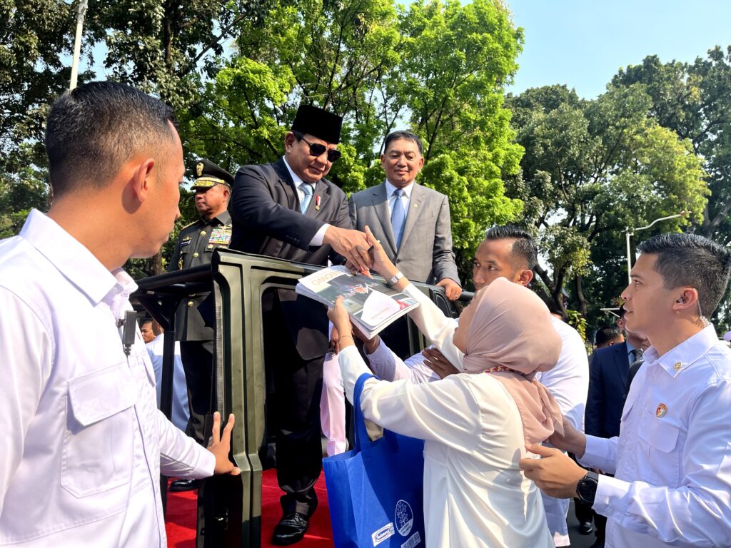 Tears of Joy and Prayers as Citizens Meet Prabowo Subianto: “I Finally Got His Autograph”